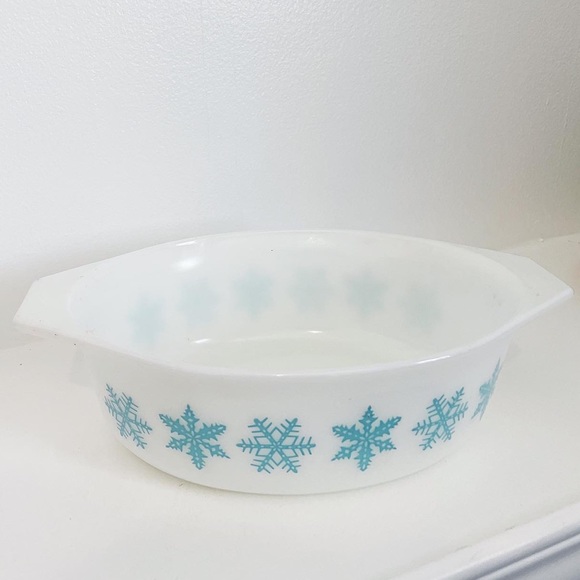 Pyrex casserole dish / 1950s - 1960s / Turquoise snowflake / 043 / 1 1/2 qt - Picture 4 of 6